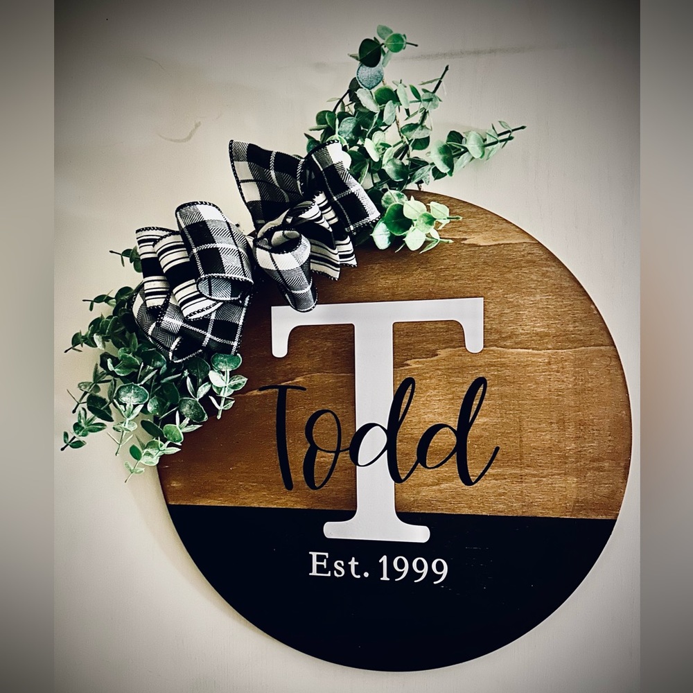 Personalized last name round door hanger